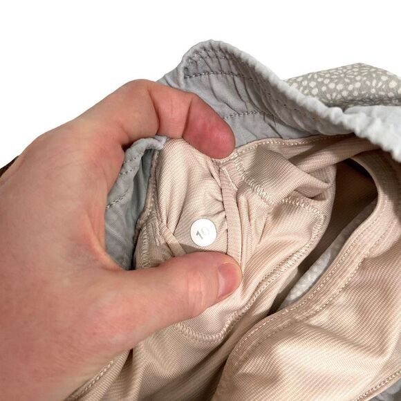 Lululemon swiss dot shorts‎ Size 10 grey - Picture 7 of 8